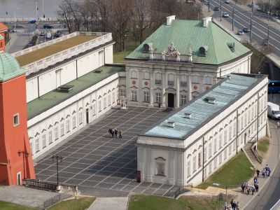 Pałac Pod Blachą u podn&oacute;ża Zamku Kr&oacute;lewskiego w Warszawie, widok z wieży Kościoła św. Anny. P&oacute;źnobarokowy wystr&oacute;j pałacu pochodzi z przebudowy autorstwa architekta Jakuba Fontany. Źr&oacute;dło: https://pl.wikipedia.org/wiki/Pa%C5%82ac_Pod_Blach%C4%85#/media/Plik:Pa%C5%82ac_Pod_Blach%C4%85_-_02.jpg [dostęp: 15 lutego 2023 r.]